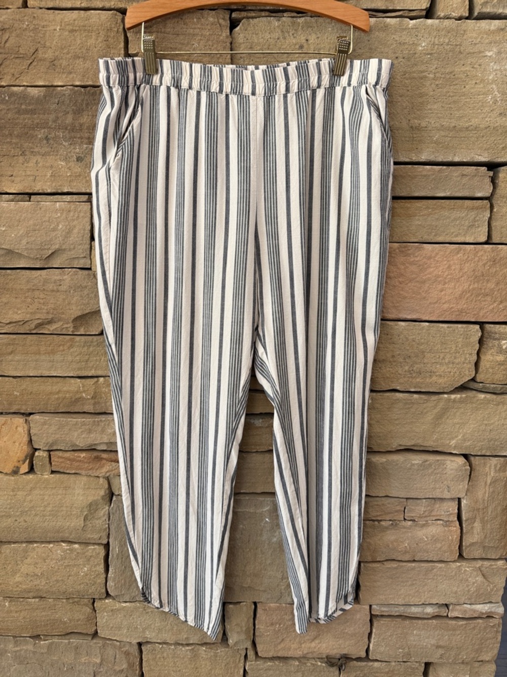 Marine Layer Striped Cropped Chinos in White & Blue Gray. Elastic Waist. Pockets